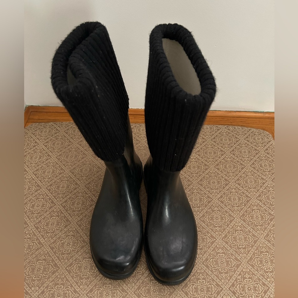 Used Women’s black rain boots size 11